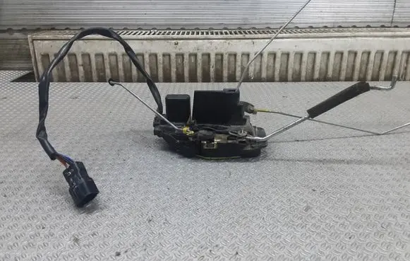 KIA Carens I Front door lock