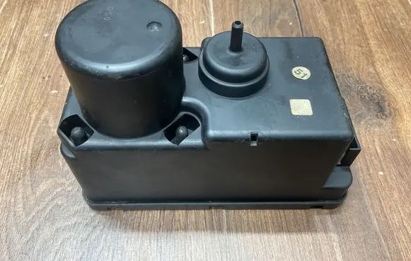 Volkswagen PASSAT B3 Central locking vacuum pump 357862257