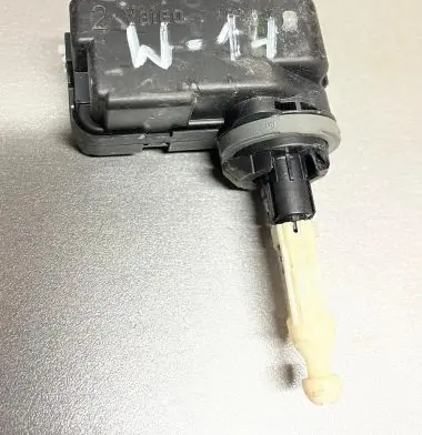 Volkswagen PASSAT B6 Headlight level adjustment motor 1Q0941295