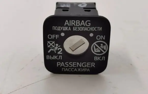 Toyota C-HR I Passenger airbag on/off switch 