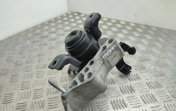 Lexus RX 450H Engine mount bracket