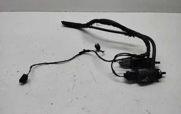 BMW X1 E84 Windscreen/windshield washer pump 7302588 7302589 67127302588