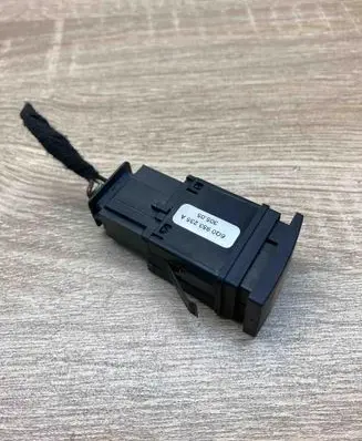 Volkswagen Polo IV 9N3 Hazard light switch 6Q0953235A WITHPLUG