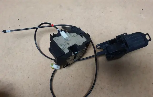 Nissan Note (E11) Front door lock
