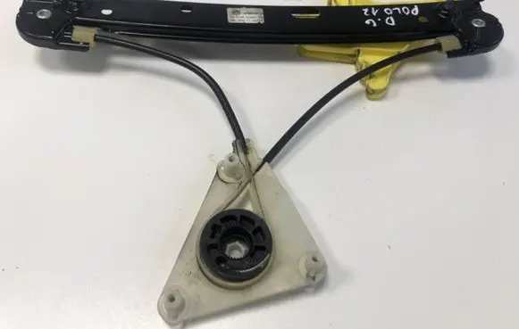 Rear window lifting mechanism without motor