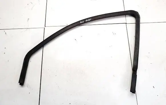 Jeep Grand Cherokee (WK) Rubber seal front coupe door 