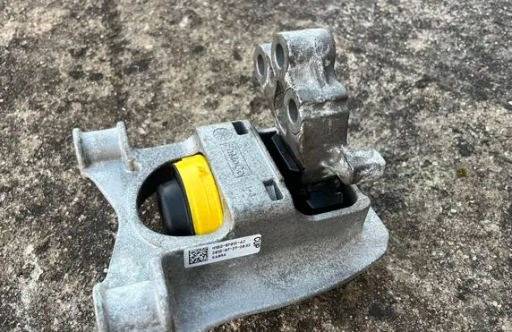 Engine mount bracket