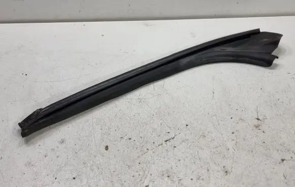 Audi A5 8T 8F Front door rubber seal 8F0831722