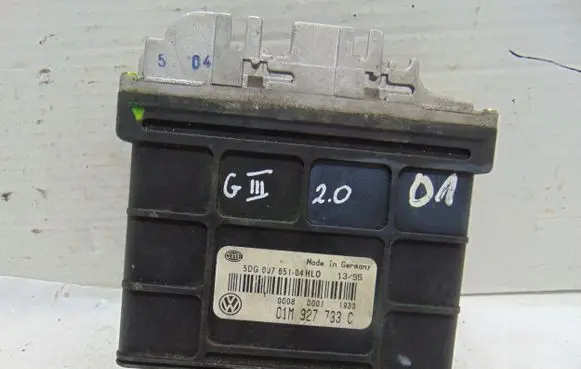 Volkswagen Golf III Engine control unit/module 01M927733C