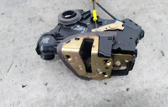 Toyota Corolla Verso E121 Front door lock 