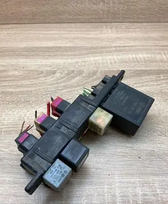 Volkswagen Golf IV Fuse module 8L0941822 141951253B