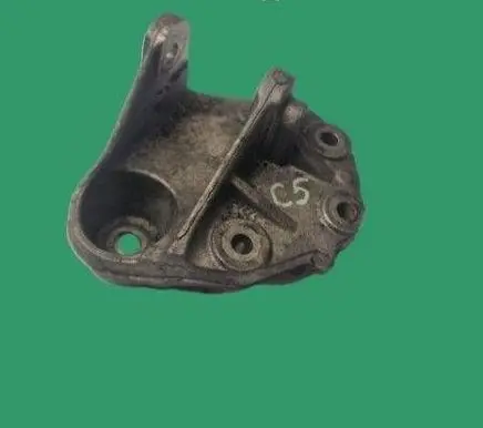 Engine mounting bracket
