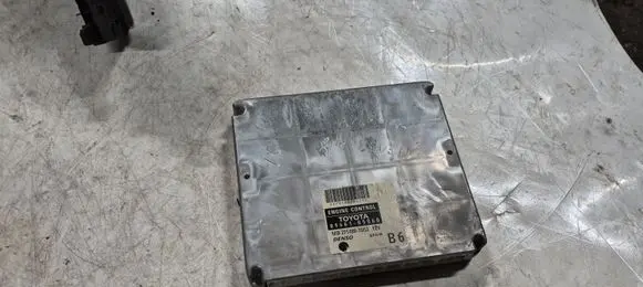Toyota Avensis T250 Engine control unit/module 8966105B60 MB2751007052
