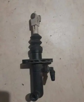 Volvo V70 Clutch slave cylinder 19557P01