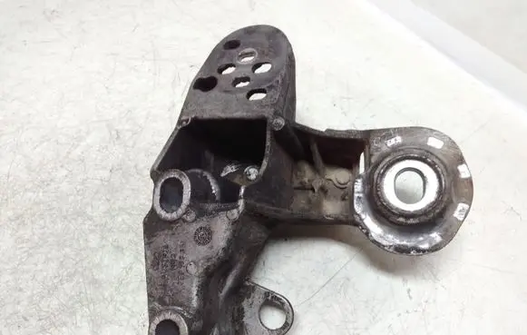Volkswagen PASSAT B5.5 Engine mounting bracket 8E0199351