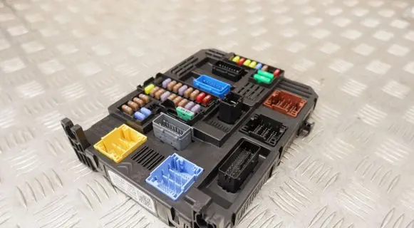 Peugeot 208 Fuse module 9832881080