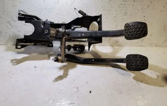 BMW 5 E28 Pedal assembly 