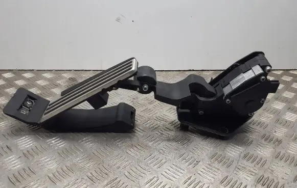 Infiniti Q70 Y51 Accelerator throttle pedal
