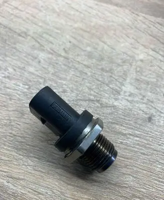 BMW 5 F10 F11 Fuel pressure sensor 0281002988