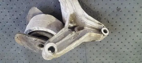 Volvo S40, V40 Engine mount bracket