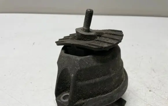 BMW 5 E60 E61 Engine mount bracket 6764692