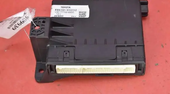 Toyota Avensis T270 Engine control unit/module ECU 88650-05252