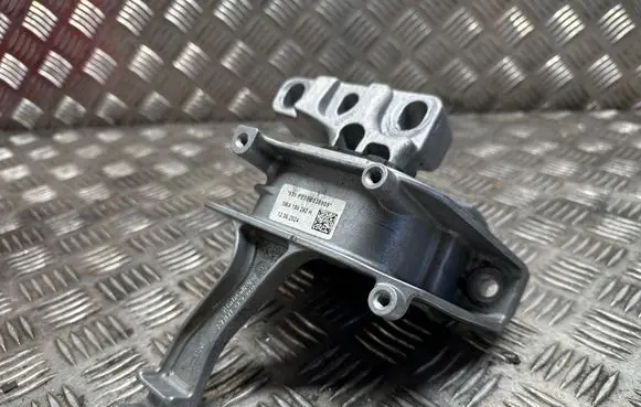 Engine mount bracket