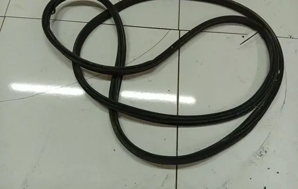 Trunk rubber seal (body)