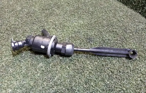 Renault Master III Clutch master cylinder 8200673232