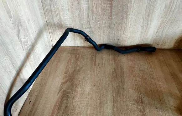 Mercedes-Benz E W211 Engine coolant pipe/hose
