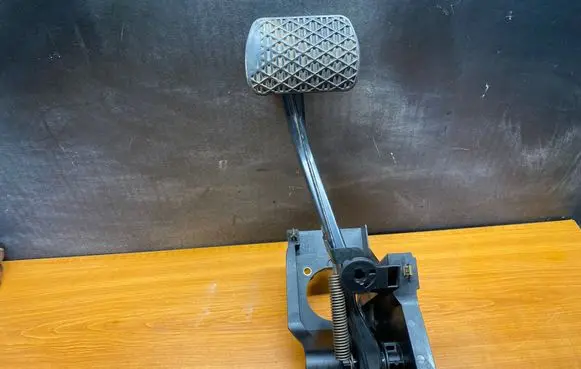 Mercedes-Benz C W203 Brake pedal A2032900401 0234502173