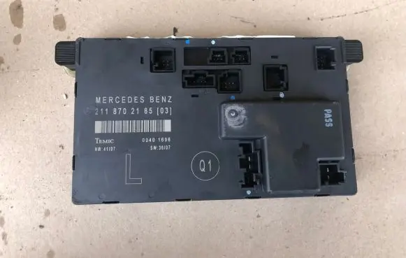 Mercedes-Benz E W211 Door control unit/module 2118702185