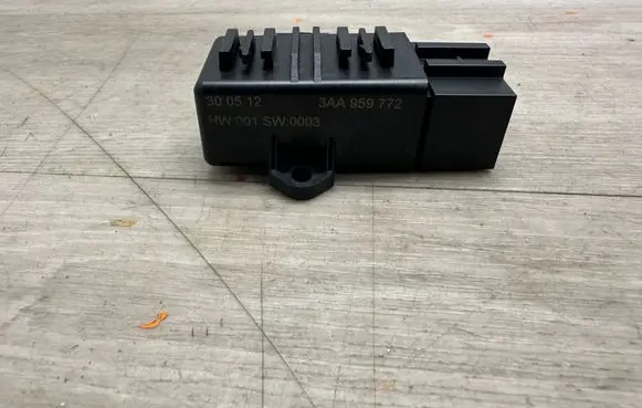 Volkswagen Touareg II Seat heating relay 3AA959772 F001SW0003
