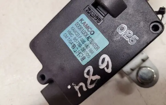 Hyundai Santa Fe Central locking motor 957502B000 F00S4A2666