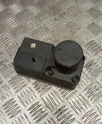 Volkswagen PASSAT B4 Central locking vacuum pump 1H0962257