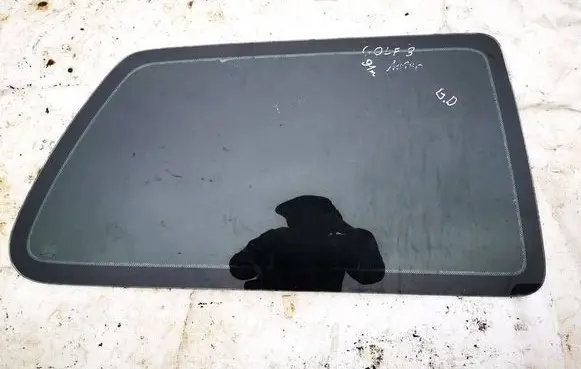 Volkswagen Golf III Rear side window as2