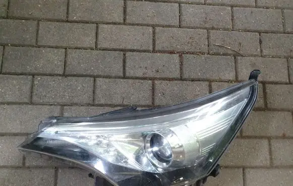 Toyota Avensis T270 Headlight/headlamp 8117005380