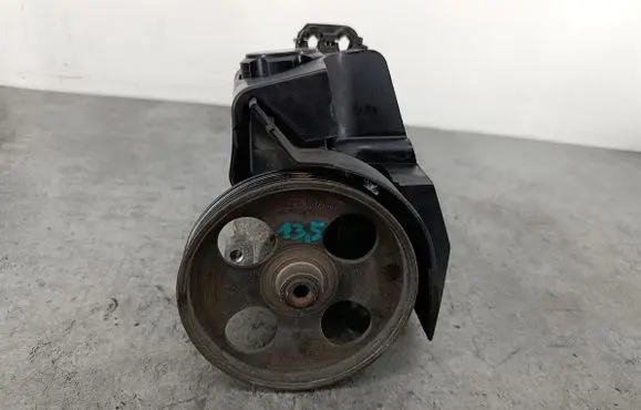 Peugeot 206 Power steering pump 9636868880