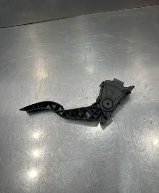 Accelerator throttle pedal