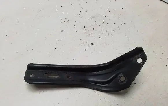 Skoda Superb B5 (3U) Fender mounting bracket 3U0823573