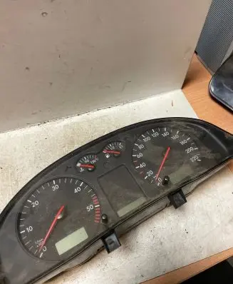 Volkswagen PASSAT B5 Speedometer (instrument cluster) 3B1919880D 1100089203