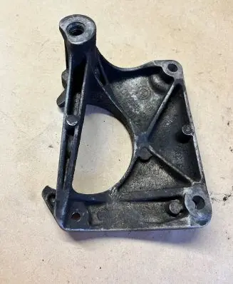 Engine mounting bracket