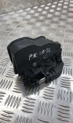 BMW X3 E83 Front door lock 7202145