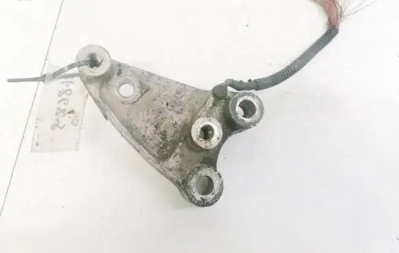 Honda Civic Engine mounting bracket