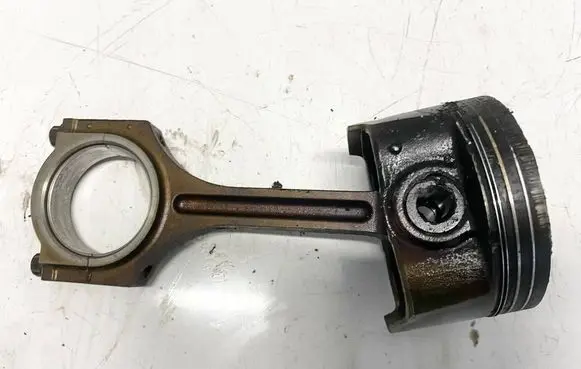 Hyundai Santa Fe Piston with connecting rod