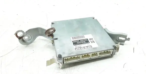 Toyota Avensis T220 Engine control unit/module 8966105310