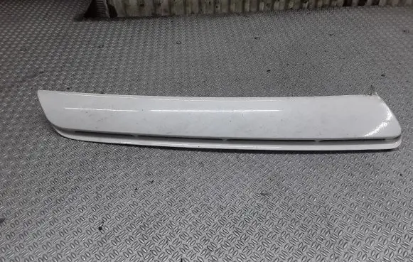 Jeep Grand Cherokee (WJ) Rear side glass trim 5E720TRMAB
