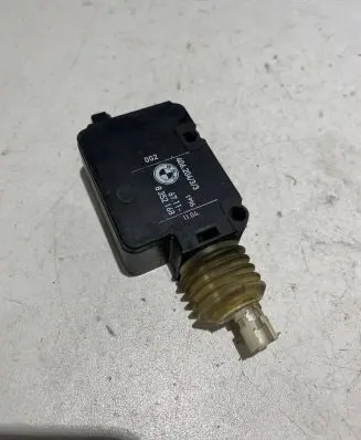 BMW 5 E39 Central locking motor 8352168 40620433 6711
