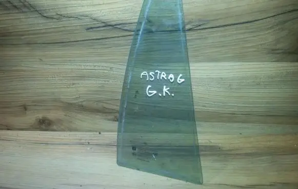 Opel Astra G Rear vent window glass 