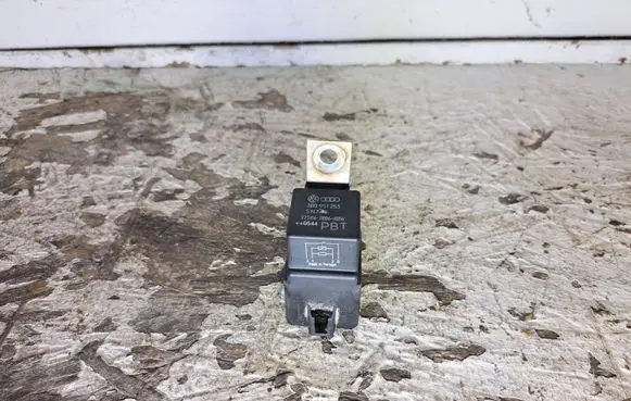 Volkswagen PASSAT B6 Glow plug pre-heat relay 3B0951253 V23136J1006X056